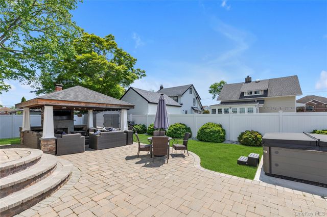 5 Lloyd Avenue, Lynbrook, NY 11563