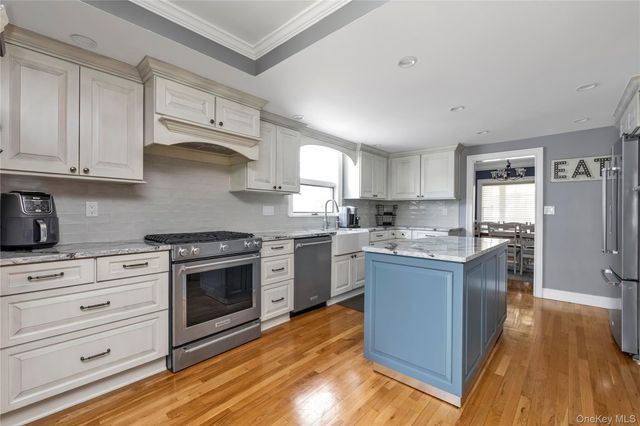 5 Lloyd Avenue, Lynbrook, NY 11563