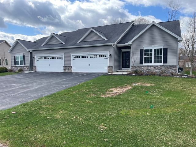 43 Spotts Cir, Riga, NY 14428
