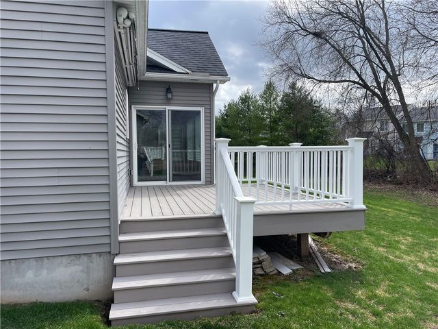 43 Spotts Cir, Riga, NY 14428