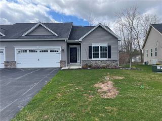 43 Spotts Cir, Riga, NY 14428