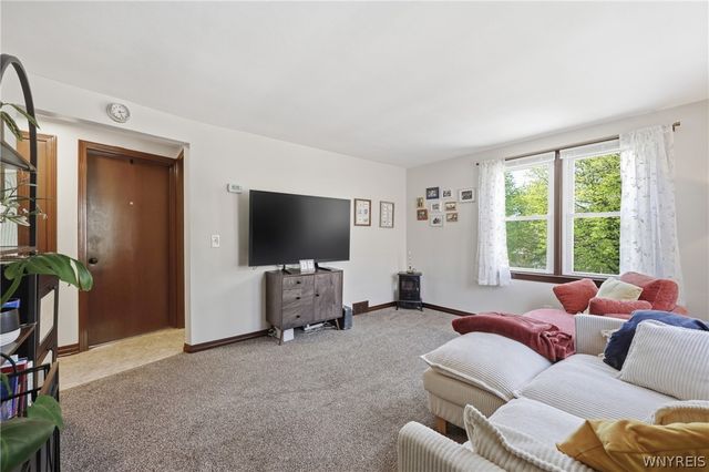 127 Chamberlin Drive, West Seneca, NY 14210