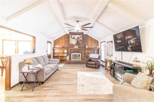 212 SE Mount Vernon Drive, Blue Springs, MO 64014