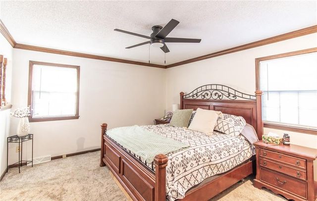 212 SE Mount Vernon Drive, Blue Springs, MO 64014