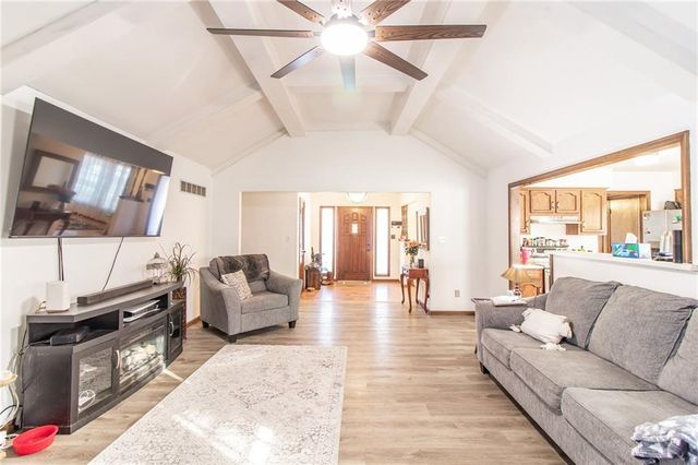 212 SE Mount Vernon Drive, Blue Springs, MO 64014