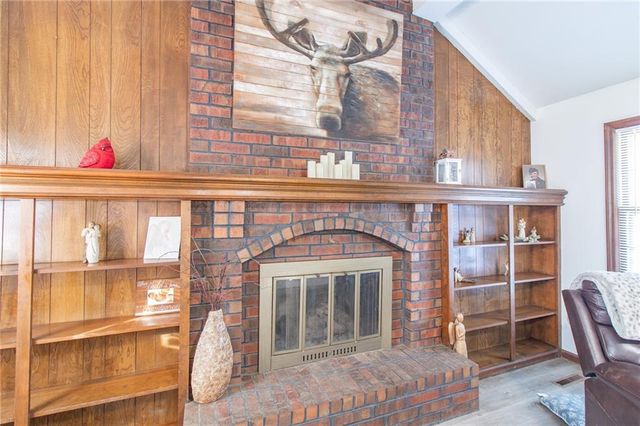 212 SE Mount Vernon Drive, Blue Springs, MO 64014