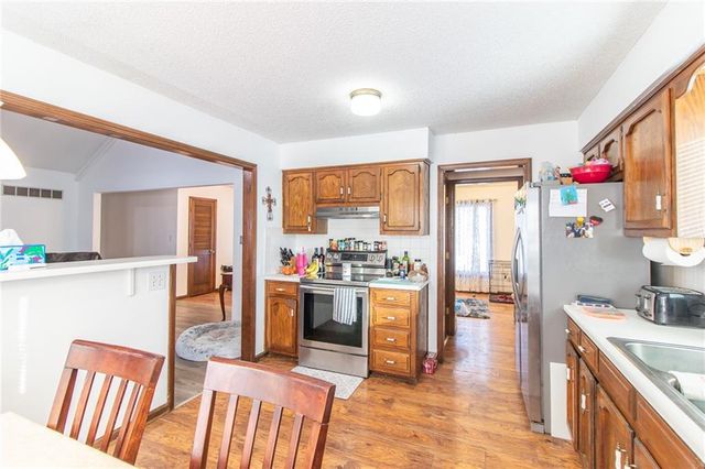 212 SE Mount Vernon Drive, Blue Springs, MO 64014