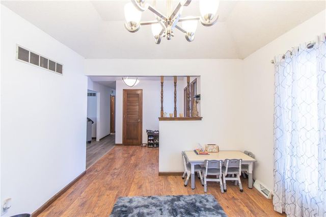 212 SE Mount Vernon Drive, Blue Springs, MO 64014