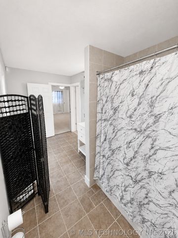 713 Pinewood Trails Drive, Ardmore, OK 73401
