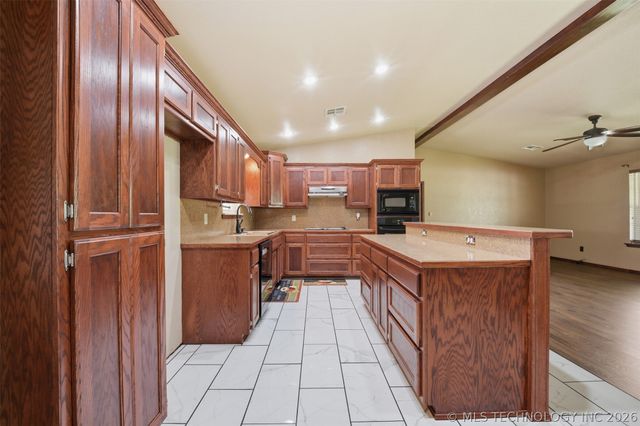 713 Pinewood Trails Drive, Ardmore, OK 73401