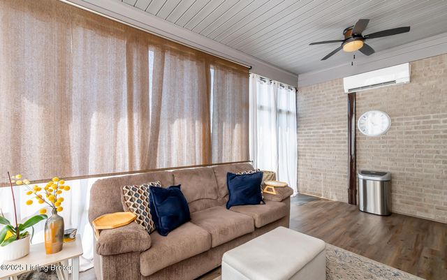 1406 Parkridge Pkwy, Louisville, KY 40214