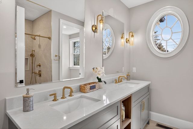 83 Old Mail Rd, Chatham, MA 02650