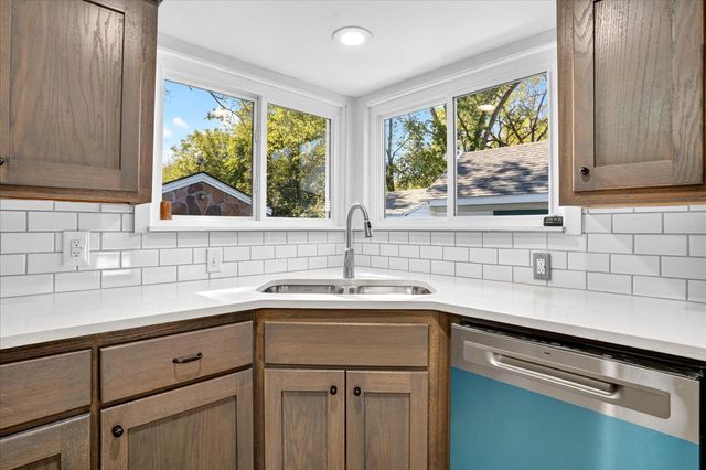 620 E Sunshine Street, Springfield, MO 65807