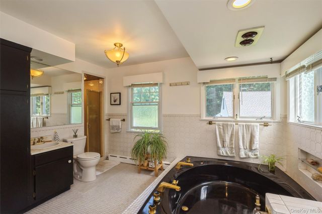 199 N Country Road, Port Jefferson, NY 11777