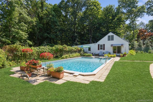 199 N Country Road, Port Jefferson, NY 11777