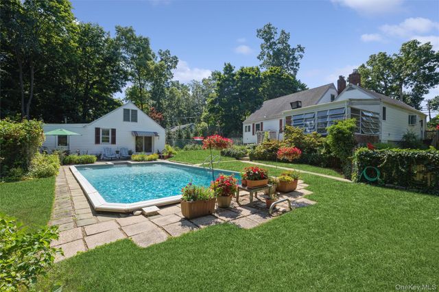 199 N Country Road, Port Jefferson, NY 11777