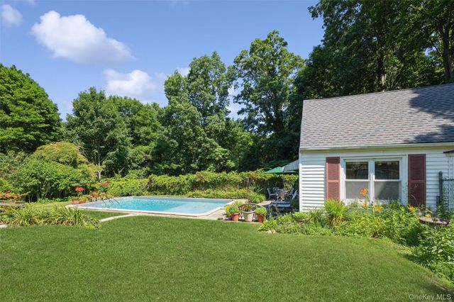 199 N Country Road, Port Jefferson, NY 11777