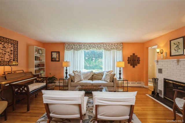 199 N Country Road, Port Jefferson, NY 11777
