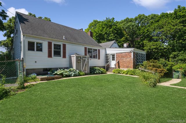 199 N Country Road, Port Jefferson, NY 11777