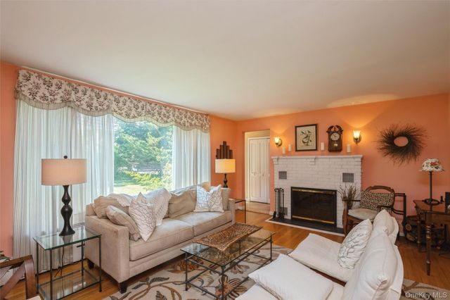 199 N Country Road, Port Jefferson, NY 11777