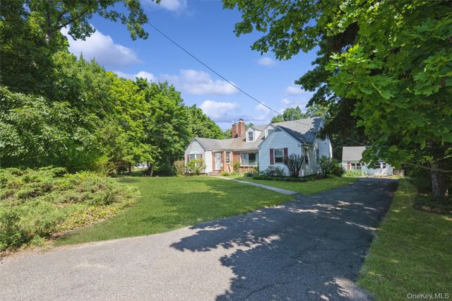 199 N Country Road, Port Jefferson, NY 11777