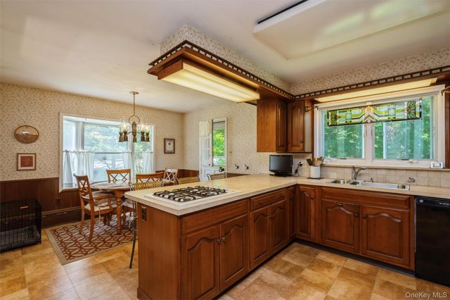 199 N Country Road, Port Jefferson, NY 11777