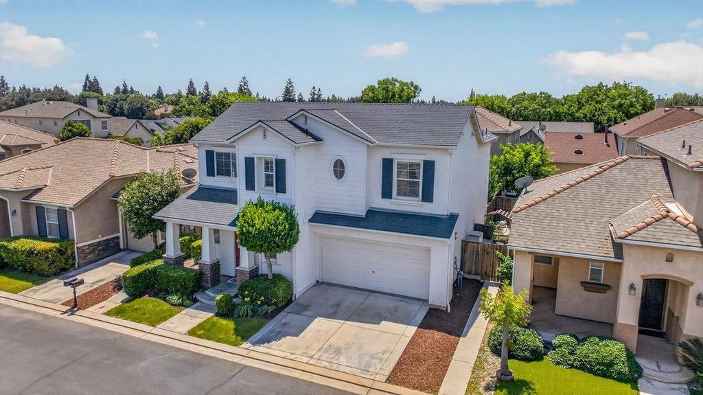 Image 2 of property listing at 714 W Riviera Lane, Clovis, CA 93619