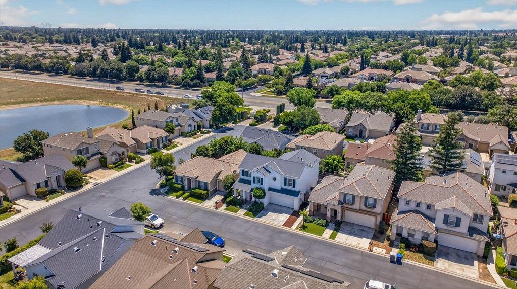 Image 6 of property listing at 714 W Riviera Lane, Clovis, CA 93619