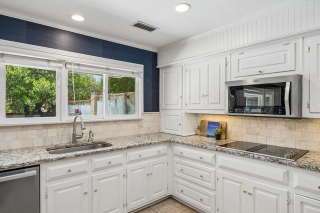 1 Crown Place, Richardson, TX 75080