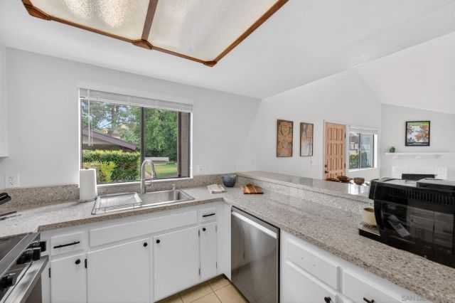 8356 Via Sonoma D, La Jolla, CA 92037