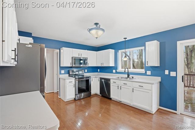 569 Cove View Drive, Waterford, MI 48327