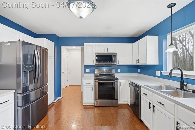 569 Cove View Drive, Waterford, MI 48327