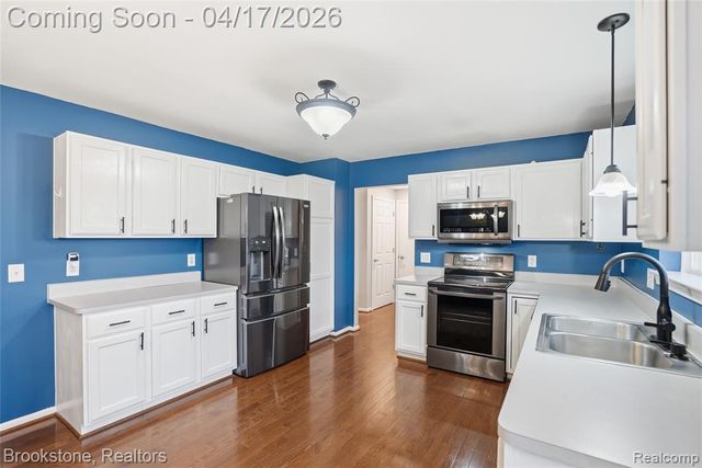 569 Cove View Drive, Waterford, MI 48327