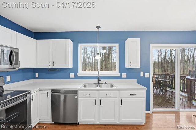 569 Cove View Drive, Waterford, MI 48327