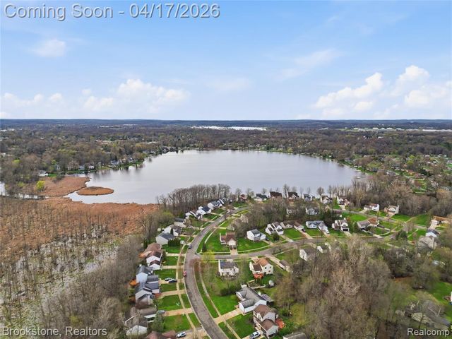 569 Cove View Drive, Waterford, MI 48327