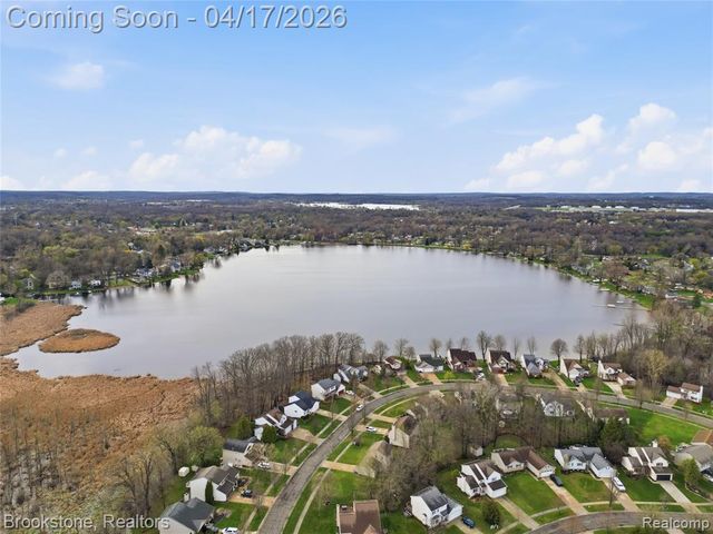 569 Cove View Drive, Waterford, MI 48327