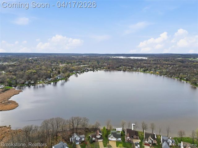 569 Cove View Drive, Waterford, MI 48327