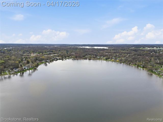 569 Cove View Drive, Waterford, MI 48327