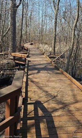 569 Cove View Drive, Waterford, MI 48327