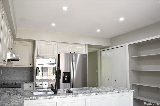 2073 Bordeaux Street, West Bloomfield, MI 48323