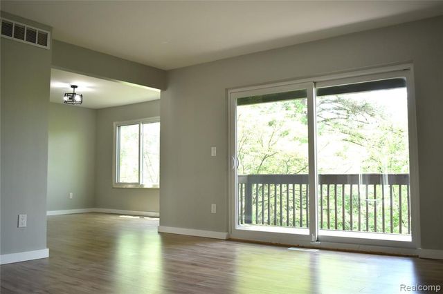 2073 Bordeaux Street, West Bloomfield, MI 48323
