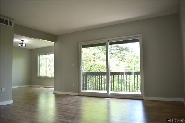 2073 Bordeaux Street, West Bloomfield, MI 48323