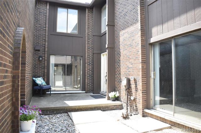 2073 Bordeaux Street, West Bloomfield, MI 48323