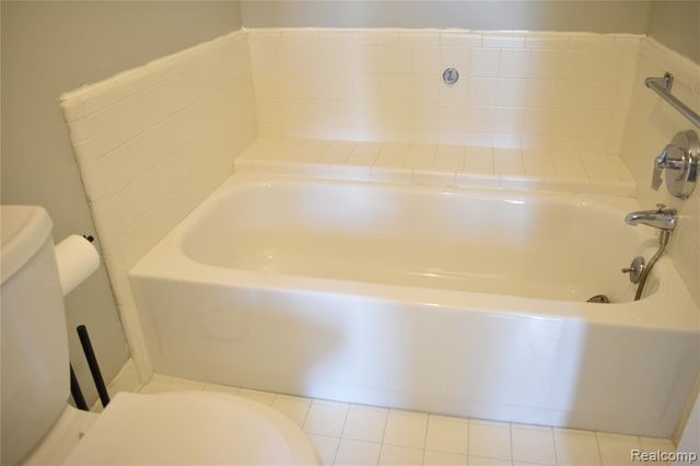 2073 Bordeaux Street, West Bloomfield, MI 48323