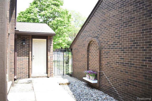 2073 Bordeaux Street, West Bloomfield, MI 48323