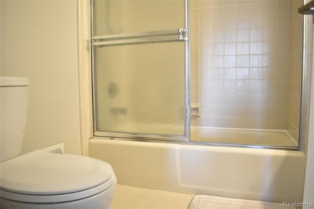 2073 Bordeaux Street, West Bloomfield, MI 48323