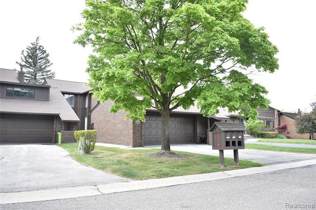 2073 Bordeaux Street, West Bloomfield, MI 48323