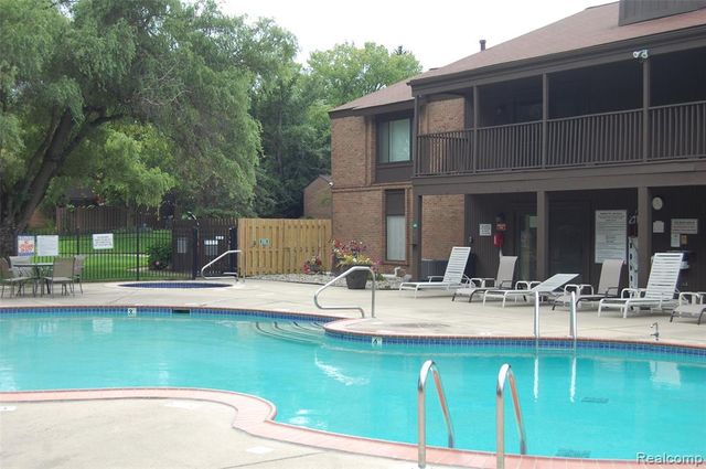 2073 Bordeaux Street, West Bloomfield, MI 48323