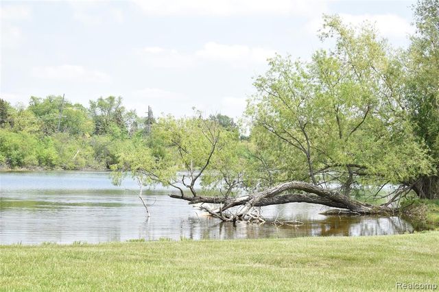 2073 Bordeaux Street, West Bloomfield, MI 48323