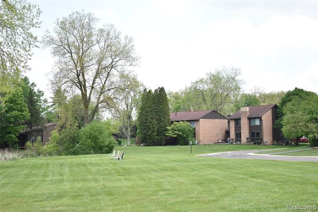 2073 Bordeaux Street, West Bloomfield, MI 48323